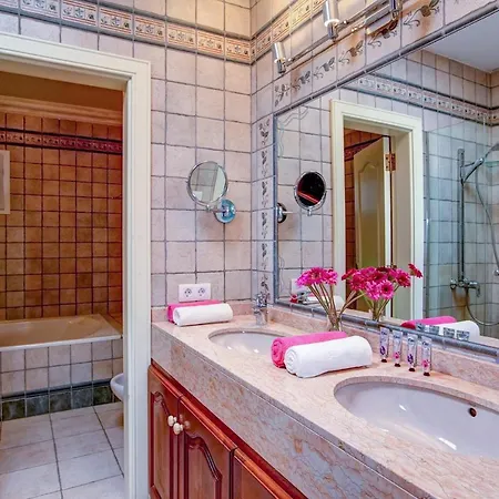 Villa Maria Del Risco By Buenavilla